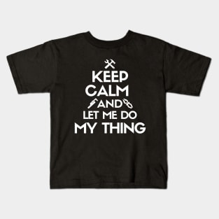 Keep calm and let me do my thing. Kids T-Shirt